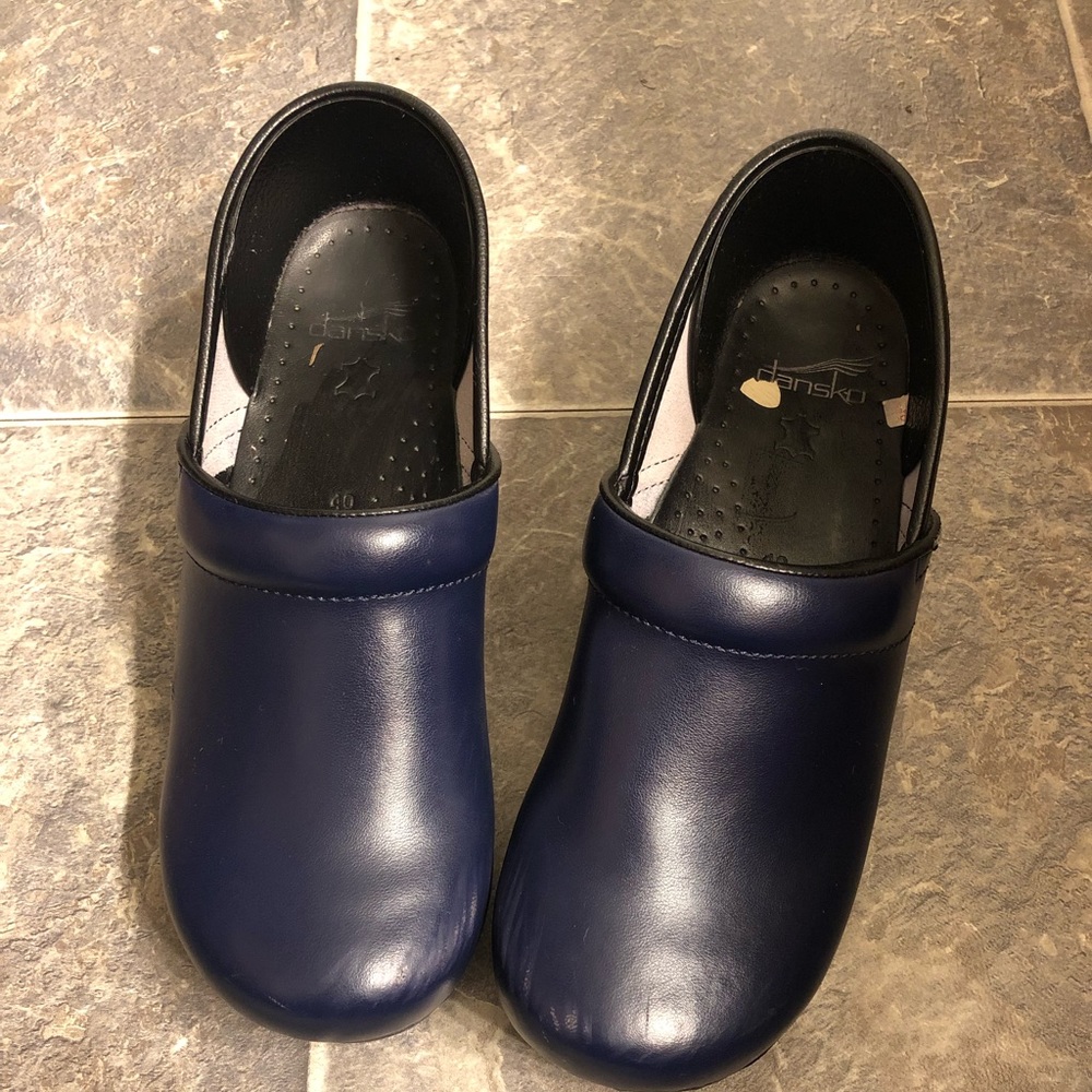 Navy Danskos